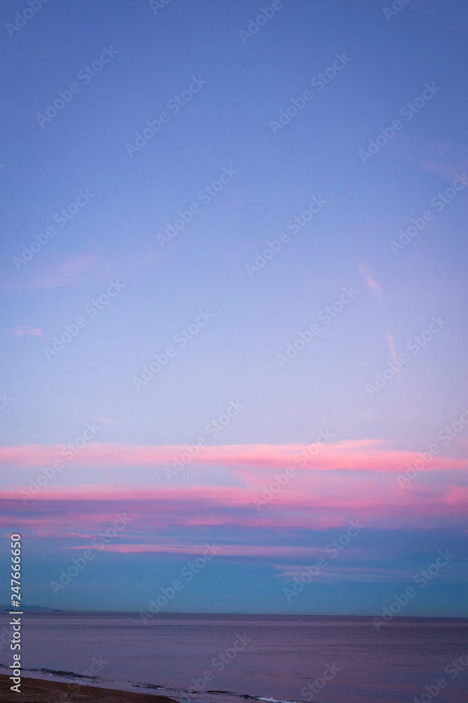 Φωτογραφία golden and pink skies over the mediterranean sea near valencia
