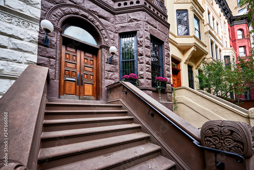 Konstfotografi a row of brownstone buildings and stoops in an iconic neighborhood of Manhattan, New York City