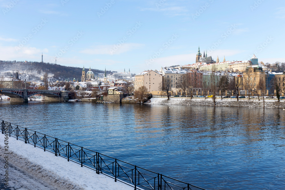 Obraz premium Snowy Prague Lesser Town with Prague Castle above River Vltava, Czech republic