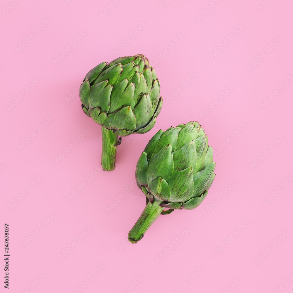 Obraz premium Colorful artichokes on color paper background