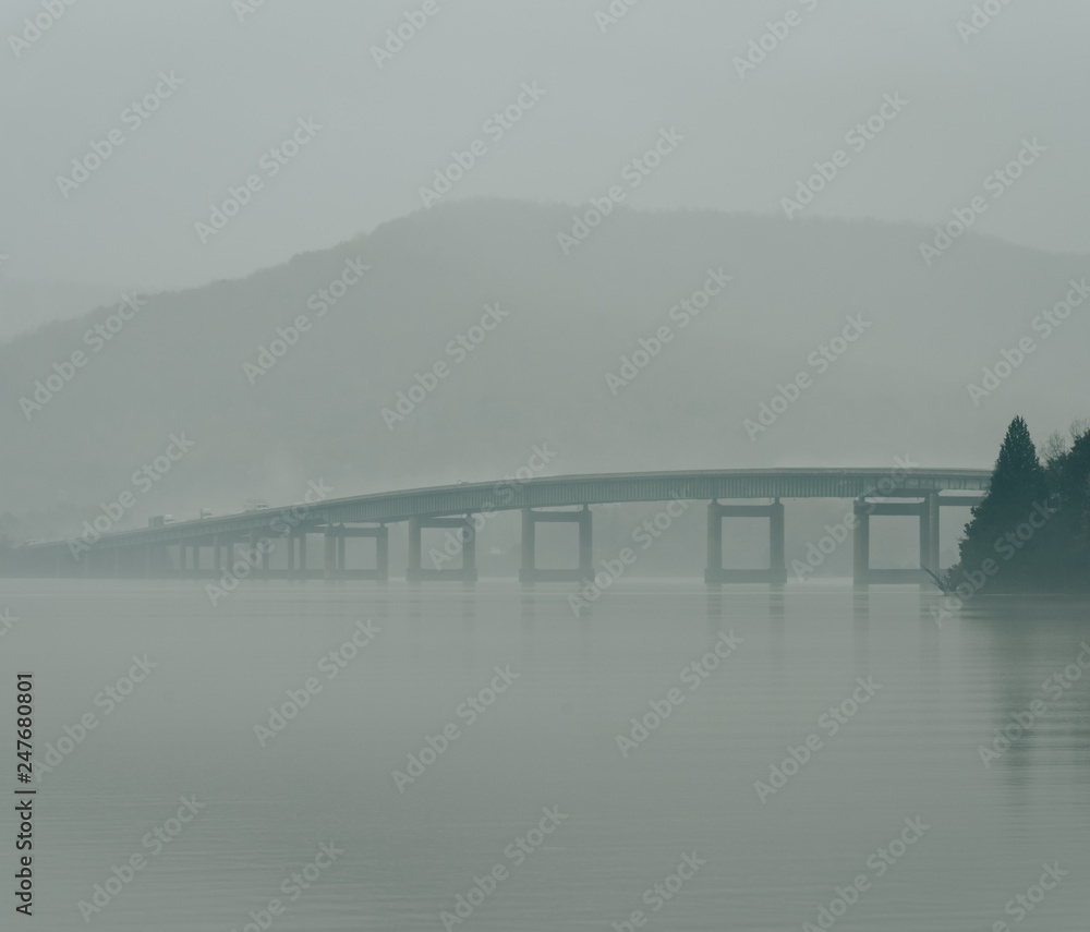 Obraz premium Mountain Bridge over Moody Lake