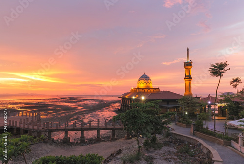 Cuadro en lienzo Masjid Al Hussain in Kuala Perlis city, Malaysia