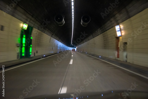 Autobahntunnel am Walensee in der Schweiz © saumhuhn