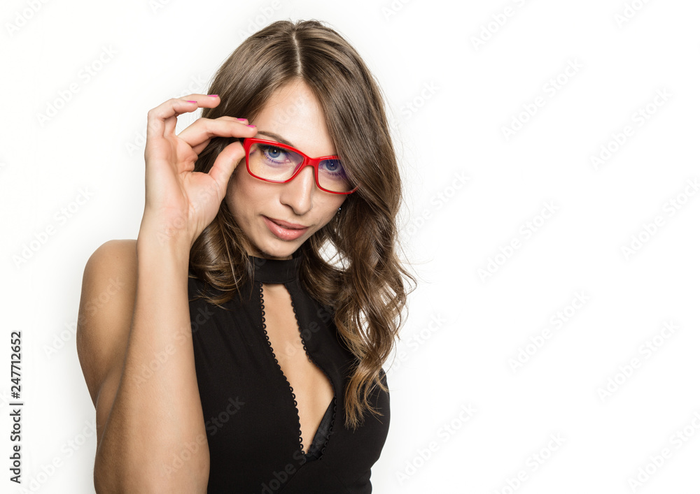 Naklejka premium close-up sexy cute businessgirl in red glasses. fashion and make-up, beauty in business. free space for your text