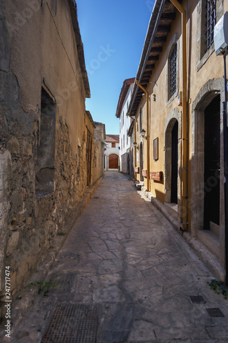 Fototapeta Naklejka Na Ścianę i Meble -  narrow stone-paved street in the old part of the Greek city of Limassol