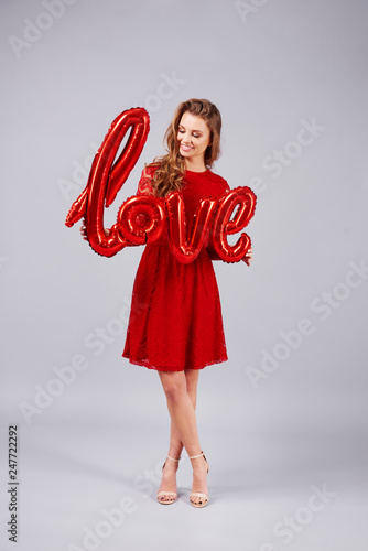 Quadro su tela Smiling woman holding word love