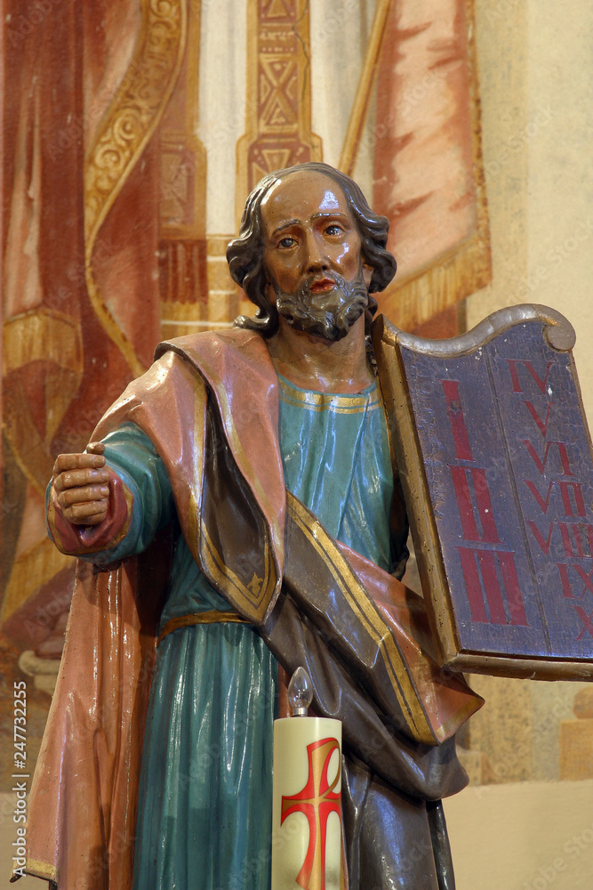 Obraz premium Moses holding the Ten Commandments