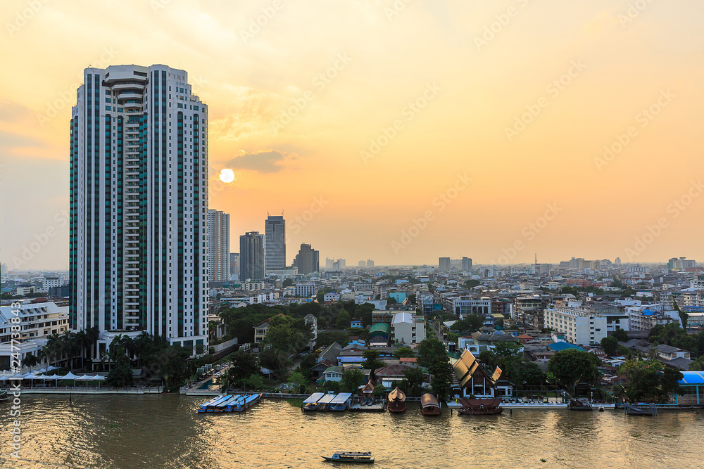 Obraz premium Bangkok City - Beautiful sunset view of Bhumibol Bridge,Thailand