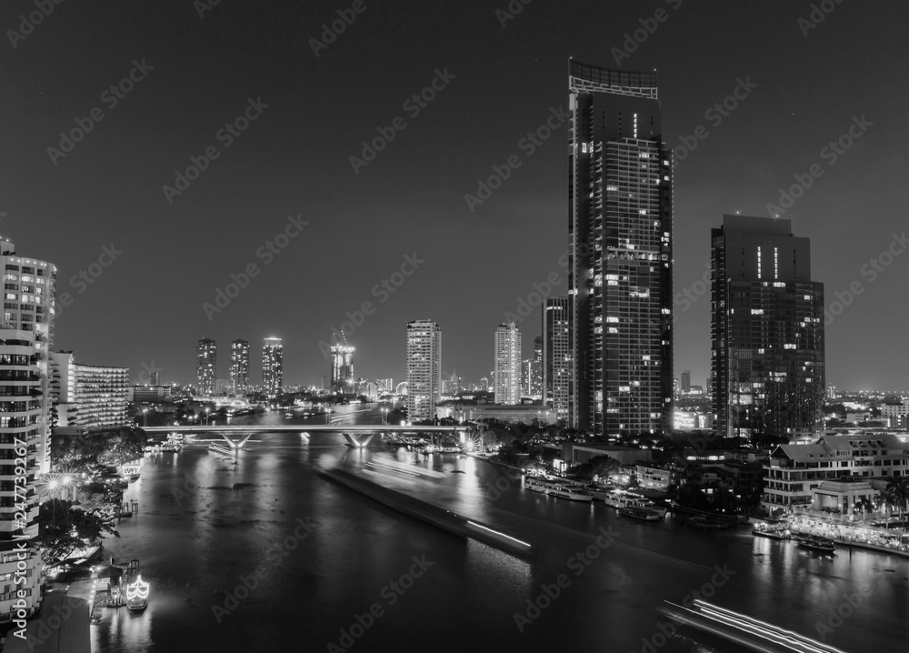 Obraz premium Krajobraz nad rzeką w nocy. tył i biały