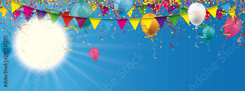 Blauer Himmel mit Konfetti, Luftballons und Girlanden