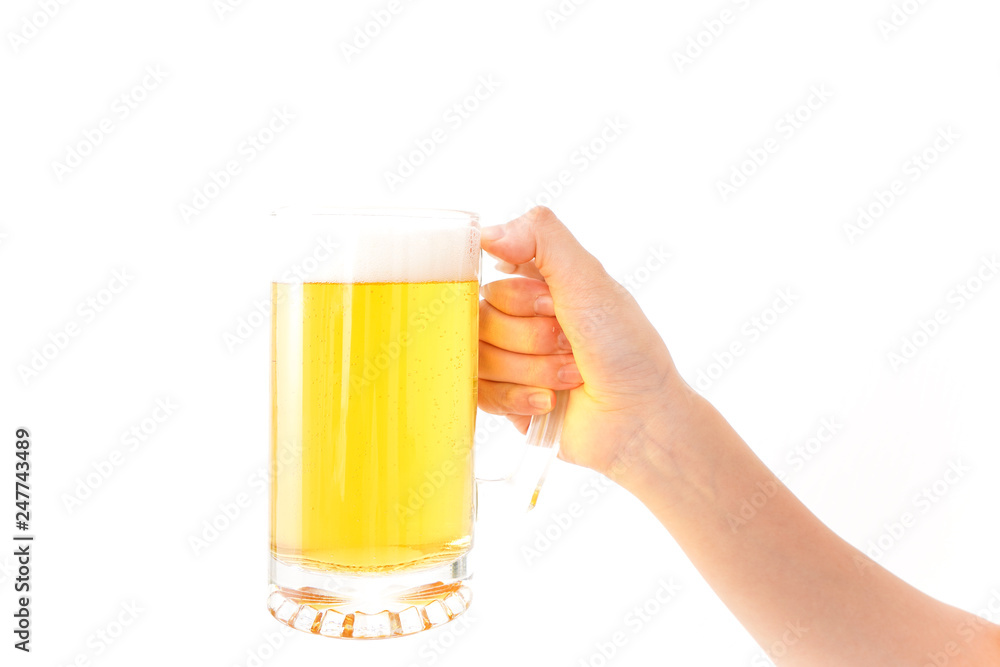 グラスを持ちビールを飲む若い女性 グラスを持ちビールを飲む若い女性