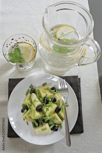 insalata di patate lesse con fagiolini olive nere erba cipollina photo