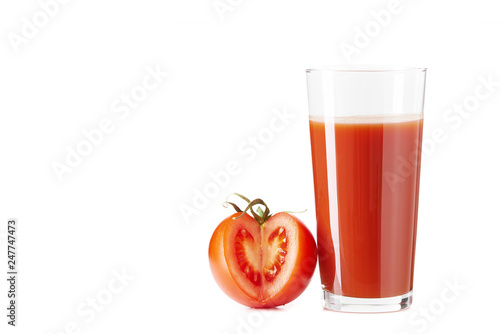 Sok z pomidor  w na bia  ym tle