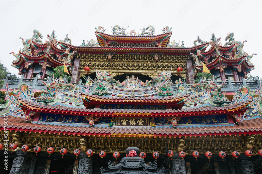 Obraz premium Traditional architecture of ancient chinese temple in Taiwan