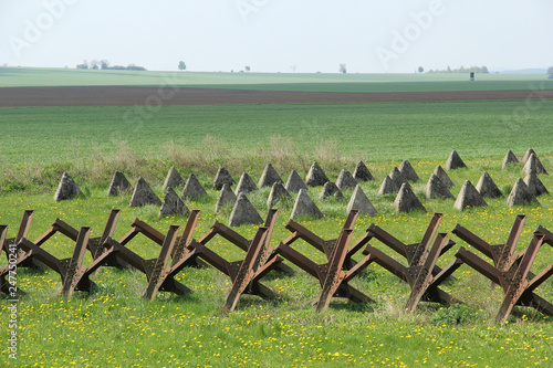 Landschaft mit gesicherter Staatsgrenze mit Barrieren und Steinbrocken 