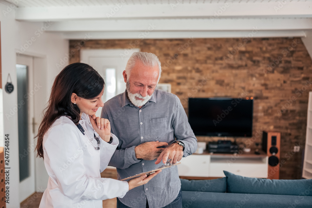 Obraz premium Doctor and patient looking at the results.