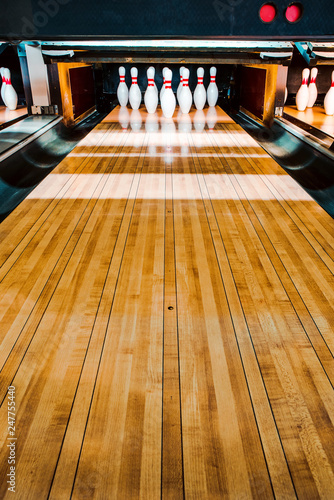 Obraz na płótnie bowling alley.  pins.