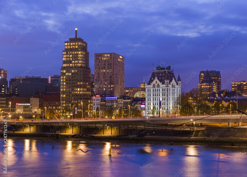 Obraz premium Rotterdam, Holandia - 27 kwietnia 2017: Słynny stary biały dom (Witte Huis) w Rotterdamie.