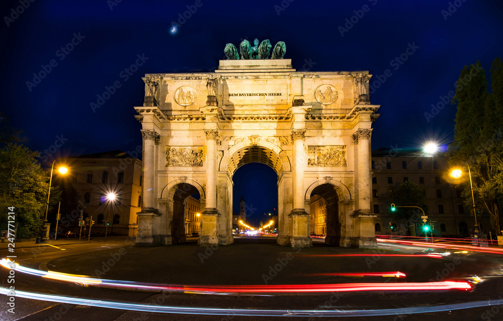 Fototapeta premium Siegestor in München mit Auto LichterLangzeitbelichtung, Verkehr Geschwindigkeit Bewegung