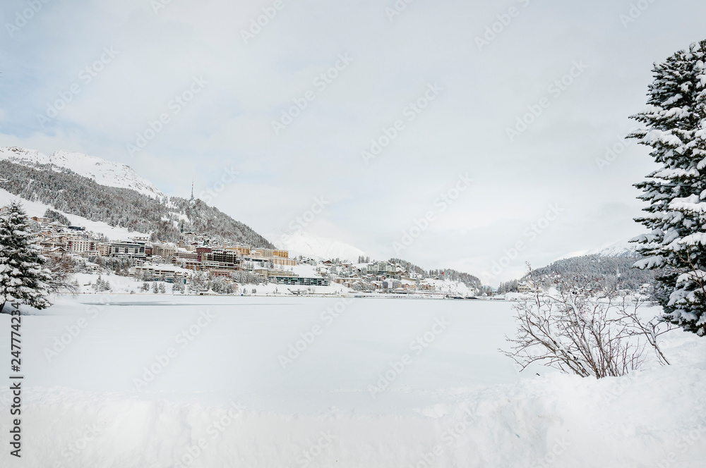 St. Moritz, St. Moritzersee, Dorf, Corviglia, Winter, Wintersport, Oberengadin, Alpen, Graubünden, Schweiz