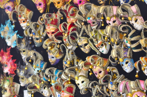 Piccole maschere veneziane colorate, Venezia, Italia