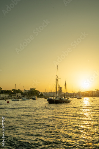 夕焼けの地中海に浮かぶ船 © happyisland3