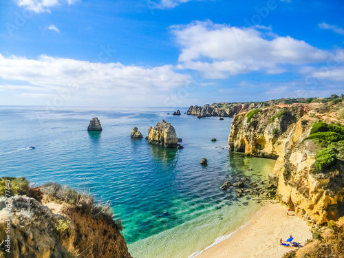 Fotografi Rock formations in the beautiful beach of Praia Dona Ana, Lagos, Algarve, Portug