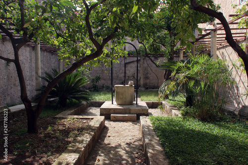 Obraz na płótnie Fountain in the atrium of the monastery