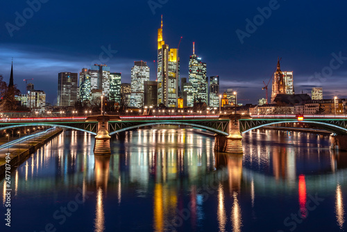 Skyline von Frankfurt am Main in der D  mmerung mit Ignatz-Bubis-Br  cke im Vordergrund