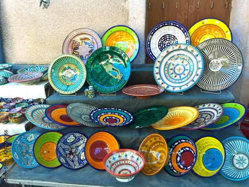 poteries et assiette peinte provençale sur le marché