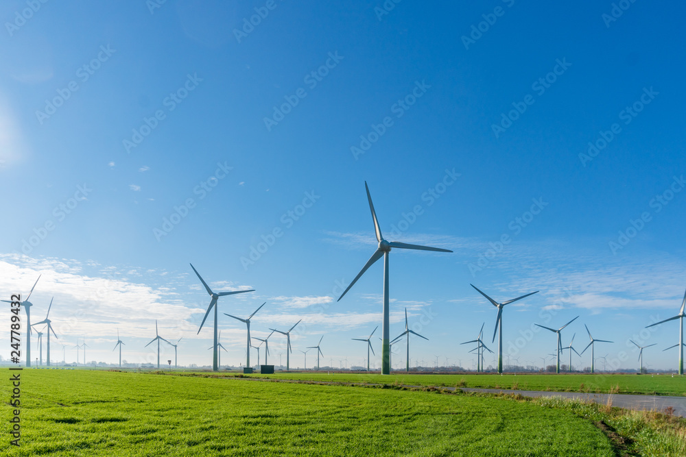 Der kräftige Wind an der ostfriesischen Nordseeküste ist ideal für den Bau von Windkraftanlagen Der kräftige Wind an der ostfriesischen Nordseeküste ist ideal für den Bau von Windkraftanlagen