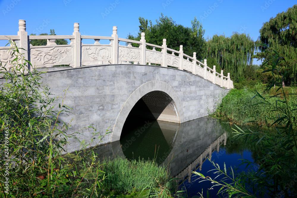 Fototapeta premium Archaize stone bridge in the park