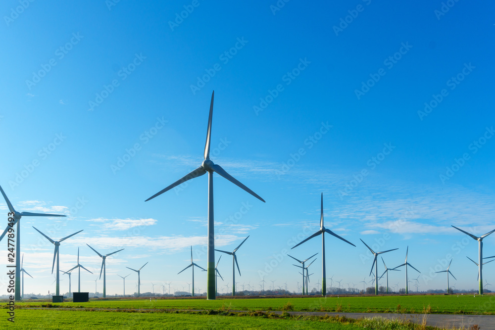Der kräftige Wind an der ostfriesischen Nordseeküste ist ideal für den Bau von Windkraftanlagen