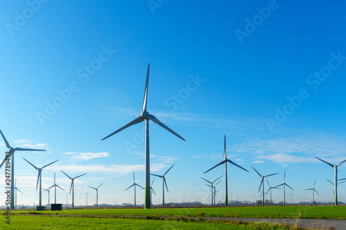 Der kräftige Wind an der ostfriesischen Nordseeküste ist ideal für den Bau von Windkraftanlagen