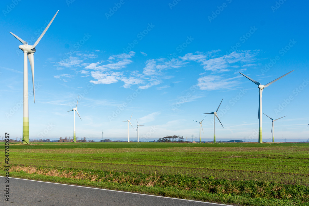 Der kräftige Wind an der ostfriesischen Nordseeküste ist ideal für den Bau von Windkraftanlagen Der kräftige Wind an der ostfriesischen Nordseeküste ist ideal für den Bau von Windkraftanlagen