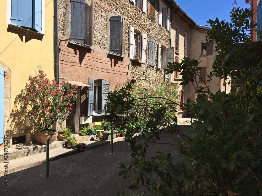 Rue d'un village de provence