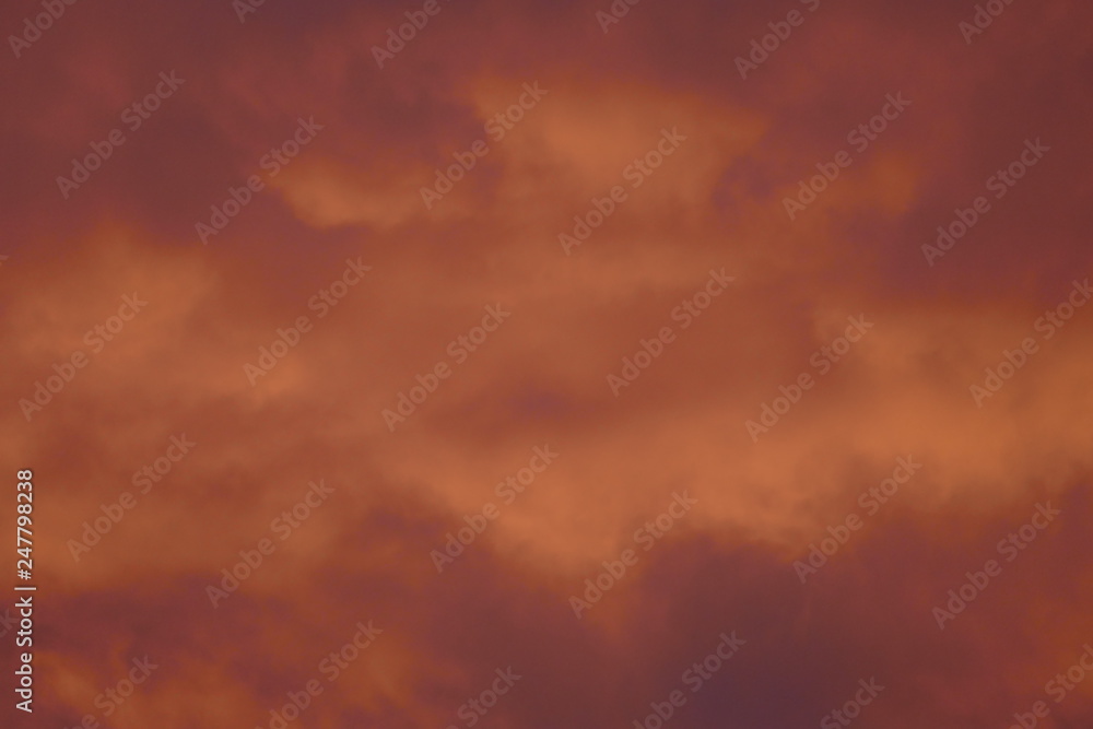 Oranger Leicht bewölkter Himmel Oranger Leicht bewölkter Himmel
