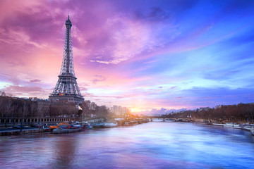 Papier peint photo Paris Seine et Tour Eiffel au crépuscule  © Inna