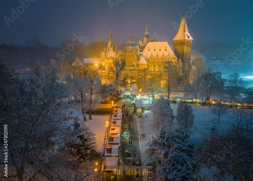 Canvas Print Budapest, Hungary - Christmas market in snowy City Park (Varosliget) from above