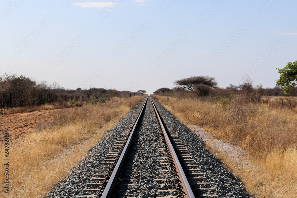 Eisenbahnstrecke in durch die Kalahari in Namibia Eisenbahnstrecke in durch die Kalahari in Namibia