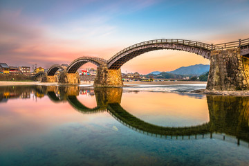 Papier peint photo Des ponts Pont Kintaikyo au crépuscule à Iwakuni  © SeanPavonePhoto