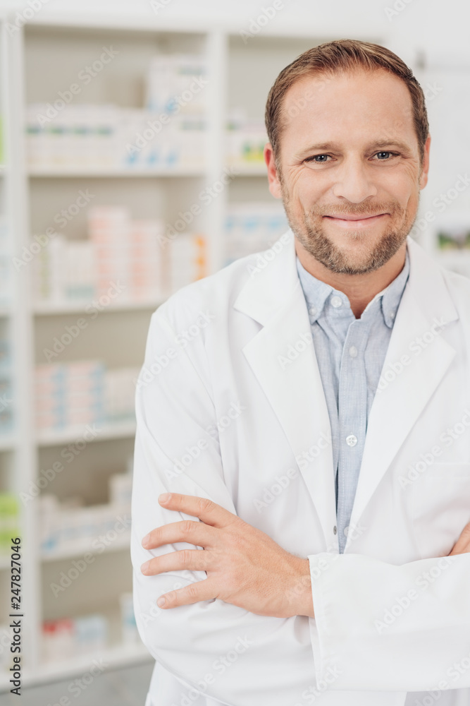 Fototapeta premium Przyjazny, pewny siebie młody farmaceuta