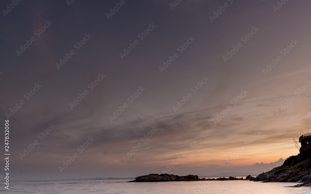 Atardecer y puesta de sol en Roses, Costa Brava . Cataluña, España