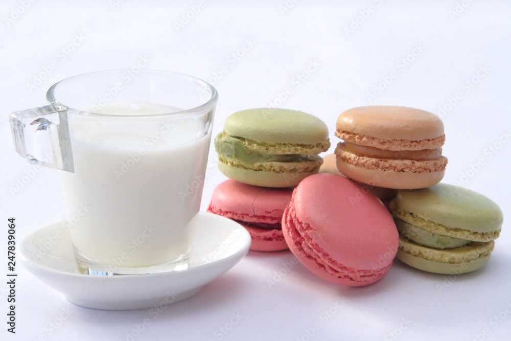 Obraz premium Pasticcini di Macarons con sfondo bianco