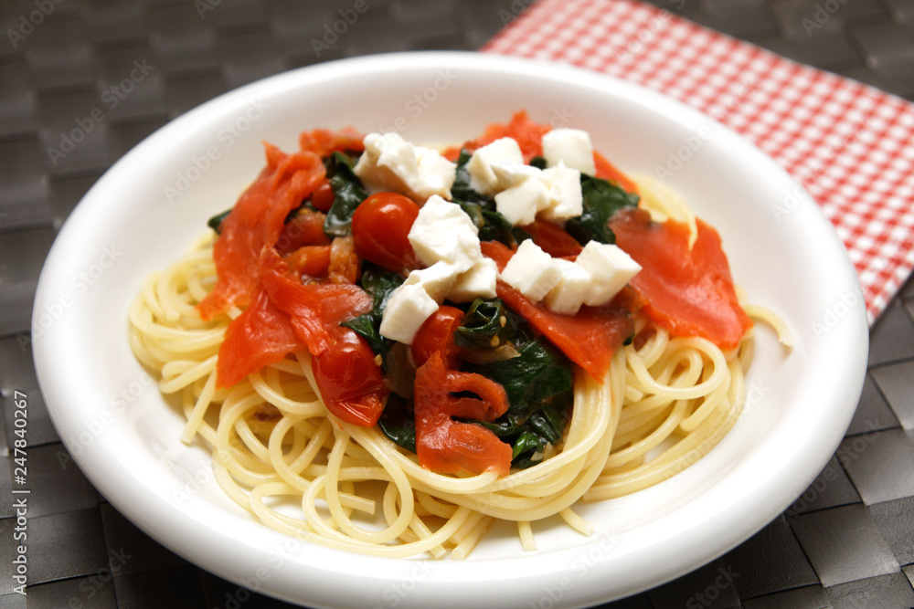 Spaghetti mit Räucherlachs, Spinat und Mozzarella Spaghetti mit Räucherlachs, Spinat und Mozzarella