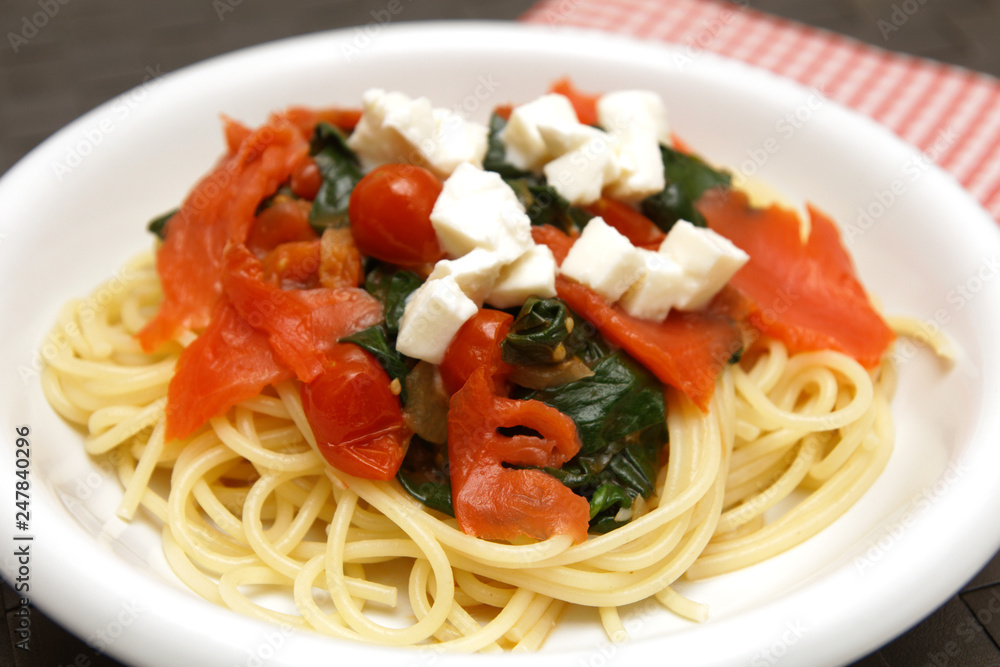 Spaghetti mit Räucherlachs, Spinat und Mozzarella