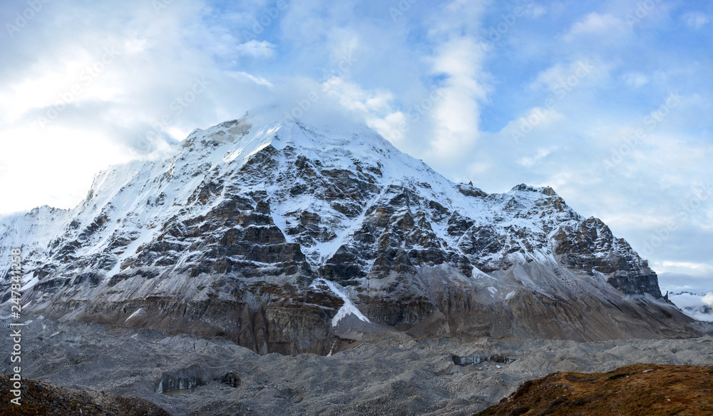 Beautiful panoramic view of the Himalayan ridge on the way to Kangchenjunga base camp, Nepal