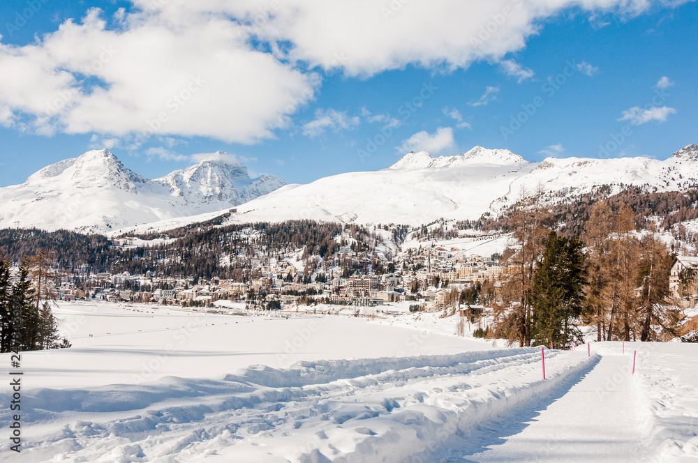 St. Moritz, St. Moritzersee, Oberengadin, Winter, Wintersport, Engadiner Dorf, Corviglia, Alpen, Graubünden, Schweiz