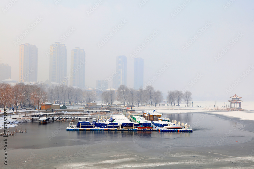 Obraz premium park sightseeing boat terminal snow scene