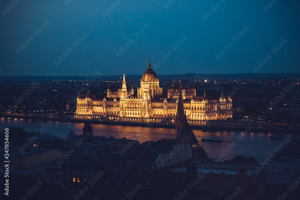 Gebäude in Ungarn oder Budapest in der Abendstunde